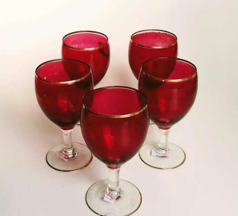 CONJUNTO DE 05 TAÇAS DE CRISTAL NA COR VERMELHA
