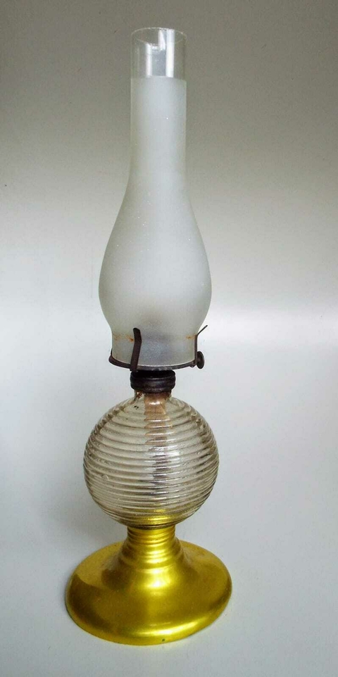 LAMPIÃO COM BASE DE METAL AMARELO 1618