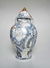POTICHE EM PORCELANA TRABALHADO EM DESENHO ORIENTAL EM AZUL E BRANCO 1537