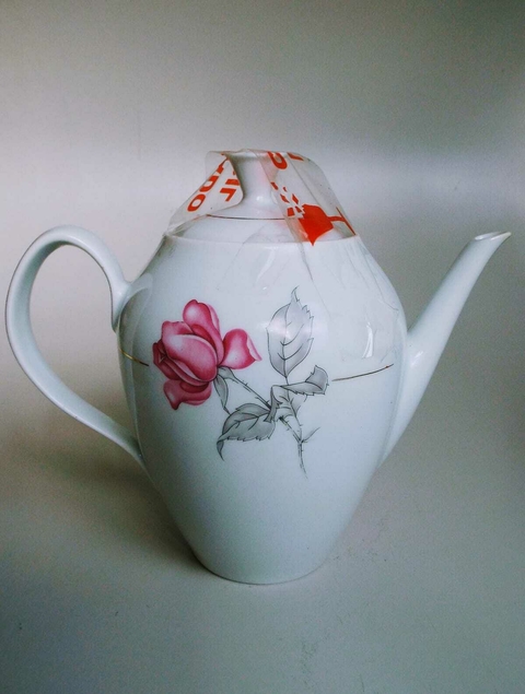 BULE BRANCO COM FLOR CINZA E ROSA DE PORCELANA RENNER 1655