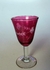 1826 TAÇA DE CRISTAL NA COR BORDO COM DETALHES DOURADOS NA BASE