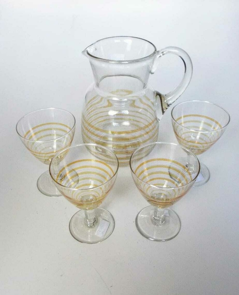 1878 CONJUNTO JARRA em VIDRO com 04 TAÇAS FILETADO EM AMARELO E BRANCO