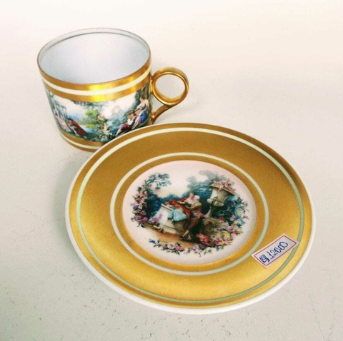 2008 XÍCARA DE CHÁ VINTAGE EM DOURADO COM DESENHOS SÉC. XVIII