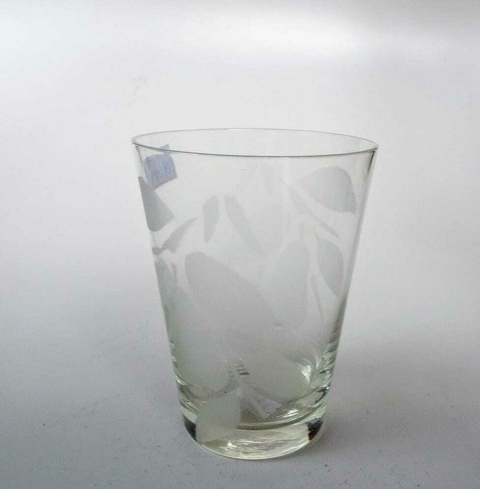 1941 COPO DE VIDRO INCOLOR COM DESENHOS DE FLORES E FRUTAS EM BRANCO