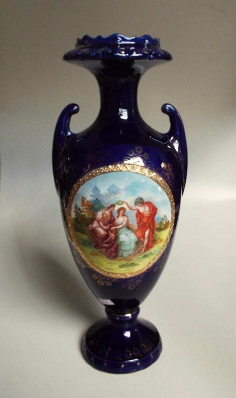 1884 VASO ÂNFORA EM PORCELANA AZUL COBALTO COM ILUSTRAÇÃO NEO-CLÁSSICA