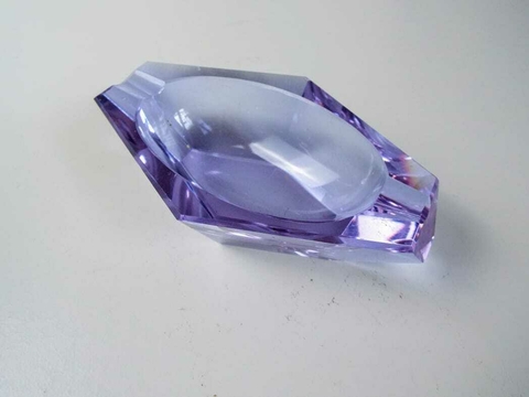 CINZEIRO DE CRISTAL LILÁS EM FORMA DE TRIÂNGULO 1607