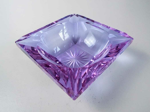 CINZEIRO DE CRISTAL NA COR LILÁS FORMATO QUADRADO 1608