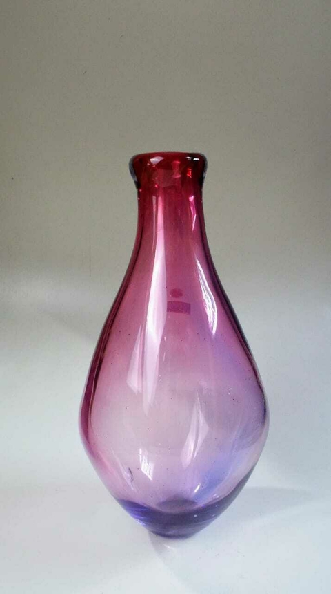VASO DE CRISTAL MURANO NA COR ROSA COM DETALHES trabalhados em branco e dourado 1598
