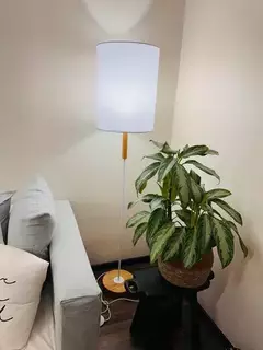 Lámpara de pie SOFI Nórdica madera paraíso metal blanco o negro pantalla de lino CARILUX