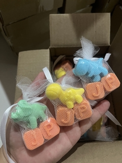 80 Lembrancinha Dinossauro Baby com 2 iniciais