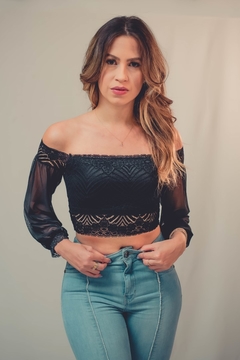 Cropped em renda preta com mangas em tule - comprar online