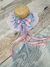 Jardineira Marina com chapéu pequeno na tiara, Azul e rosa - Atelier Lorena Tolentino
