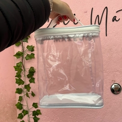PORTA SHAMPOO transparente e BRANCA necessaire para viagem, organizar cremes 24 x 20 x 9 cm - Gii Matos Makeup