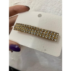 Presilha com strass para cabelo na internet