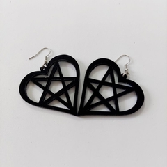 Brinco Heartagram Preto Feito Em Resina