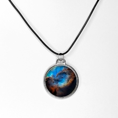 Belissima medalha resinada o universo e sua infinita beleza