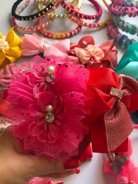 TIARA FEMININA COM LAÇO E APLICAÇÃO - VERMELHA