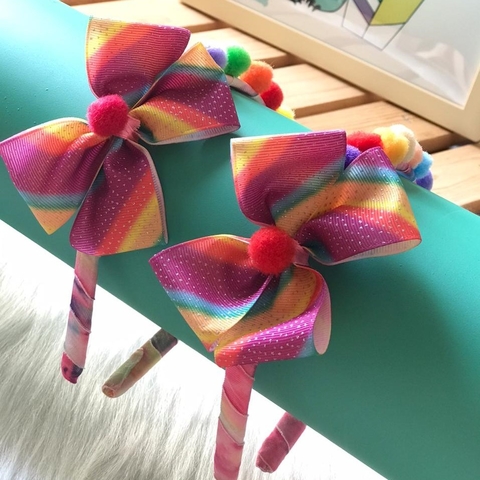 TIARA FEMININA COM LAÇO E POMPOM - COLORIDA