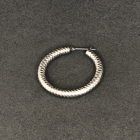 Brinco Argola Tubo Trabalhada em Aço Cirúrgico