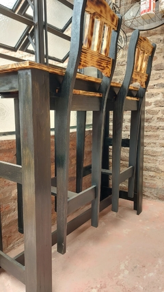 Imagen de Isla desayunador de madera de pino macizo intervenido + 2 taburetes
