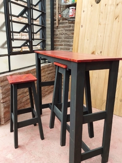 Imagen de Isla desayunador de madera de pino macizo intervenido + 2 taburetes