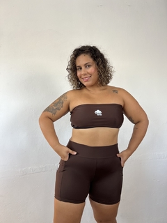 Conjunto Marrom Couro - short com bolso e Top Faixa na internet