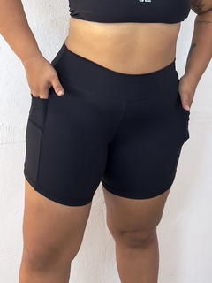 Short com Bolso Lateral na internet