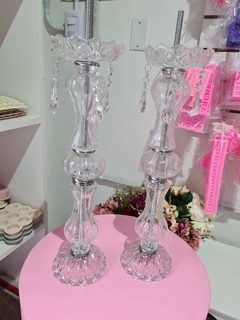 TOPIARIO/ CANDELABRO DE VIDRIO CON CAIRELES 45 CM X 1 UNIDAD - Sweet Party Insumos