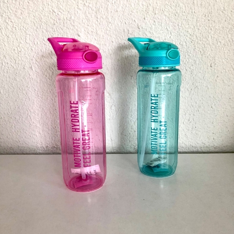 Botella con tapa y botón