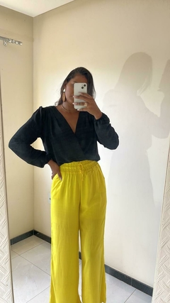 Blusa Feminina Manga Longa Decotada Transpassada Corte V Elegante Tecido Duna Elástico no Punho e Cintura. - comprar online