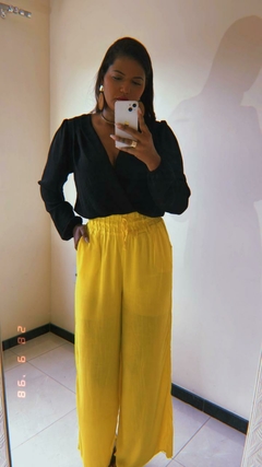 Imagem do Blusa Feminina Manga Longa Decotada Transpassada Corte V Elegante Tecido Duna Elástico no Punho e Cintura.