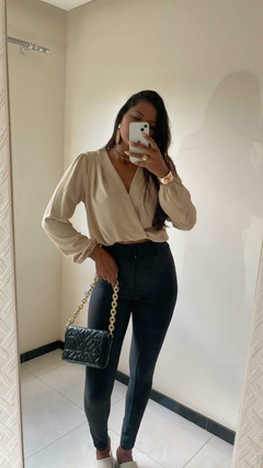 Blusa Feminina Manga Longa Decotada Transpassada Corte V Elegante Tecido Duna Elástico no Punho e Cintura. - FlorFlor Moda Feminina
