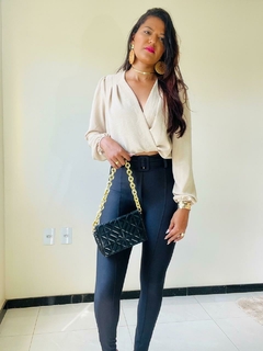 Blusa Feminina Manga Longa Decotada Transpassada Corte V Elegante Tecido Duna Elástico no Punho e Cintura. na internet