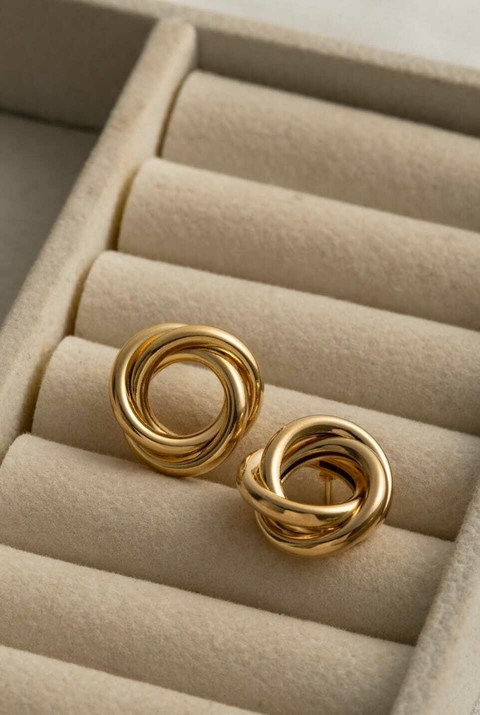 Brinco Elos Entrelaçados Liso Banho de Ouro 18K