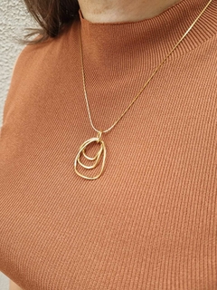 Colar Pingente Orgânico Liso Banho de Ouro 18K