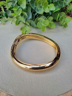 Bracelete Liso Levemente Ondulado Banho de Ouro 18K na internet