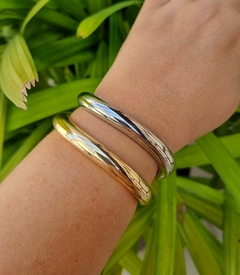 Bracelete Liso Levemente Ondulado no Banho de Ródio Branco - Uifemmy Semijoias 