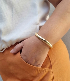 Bracelete Liso Levemente Ondulado Banho de Ouro 18K - comprar online