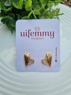 Brinco Coração com Detalhes E Microzircônias Banho de Ouro 18K - comprar online