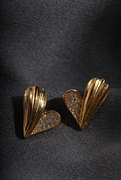 Brinco Coração com Detalhes E Microzircônias Banho de Ouro 18K