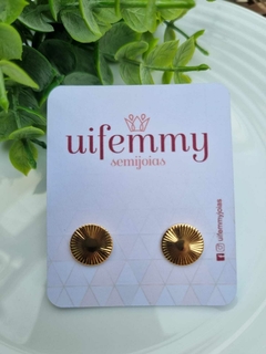 Brinco Círculo Detalhes Riscados Banho de Ouro 18K