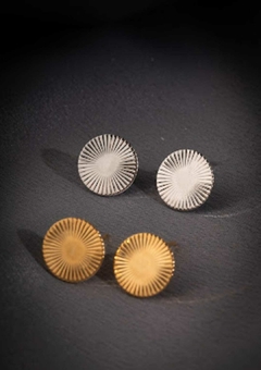 Brinco Círculo Detalhes Riscados Banho de Ouro 18K - comprar online