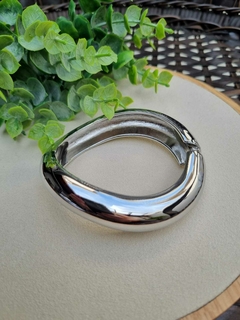 Bracelete Levemente Ondulado no Banho de Ródio Branco na internet