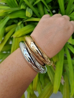 Bracelete Levemente Ondulado no Banho de Ródio Branco - Uifemmy Semijoias 