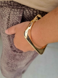 Bracelete Quadrado Liso Banho de Ouro 18K