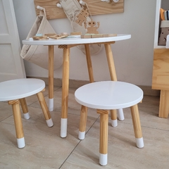 Combo mesa Juani madera y dos banquitos VALEN blancos en internet
