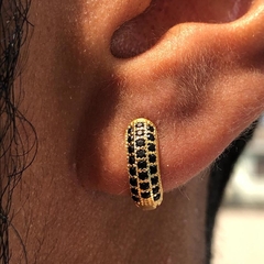 Brinco Argola Cravejada em Zircônia 24 Pedras Pretas (Banho Ouro 24k) - ShiromaJoias