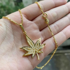 Pingente Cannabis Cravejado (3,8cmX3,1cm) (Banho Ouro 24k) - loja online