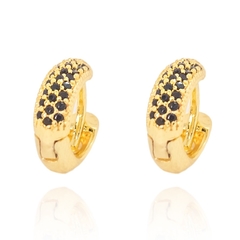 Brinco Argola Cravejada em Zircônia 24 Pedras Pretas (Banho Ouro 24k) na internet