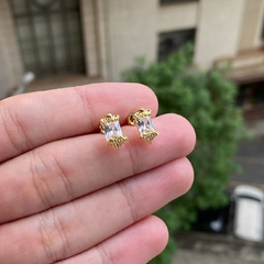Brinco Presa de Tigre em Zircônia Branca (6mmX11mm) (Banho Ouro 24k) na internet
